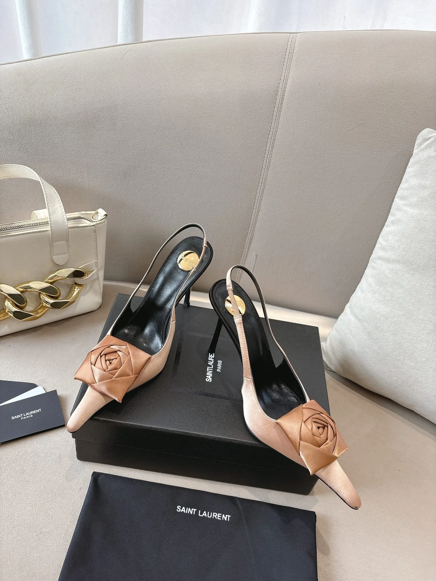 👟👟Ex-factory price 680👟👟 Saint Laurent ysl 25ss/autumn and winter ready-to-wear flower series catwalk style high heels. The toe and contrasting color design make the final effect quite impressive. The different colors are also very beautiful. Straight heels, curved heels, with flowers, and without flowers can be selected. Only YSL understands women’s hearts best and does not accept refutation. It is a super invincible feminine artifact, a must-have for women (z-brand full-body customization, own molded hardware accessories, perfect consistency) ✔ Upper: imported cow patent leather ✔ Inner lining: imported 🐑 goat leather ✔ Sole: imported genuine leather outsole ✔ Heel height: 10.5cm ✔ Size: 36-39 (40, 41, 42 can be customized and non-returnable) Flower style (full set of packaging)